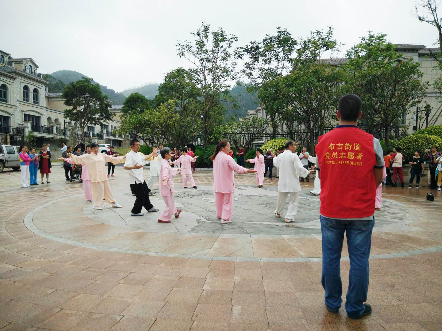 重阳敬老情——凤凰社区开展重阳长者登山文艺汇演活动