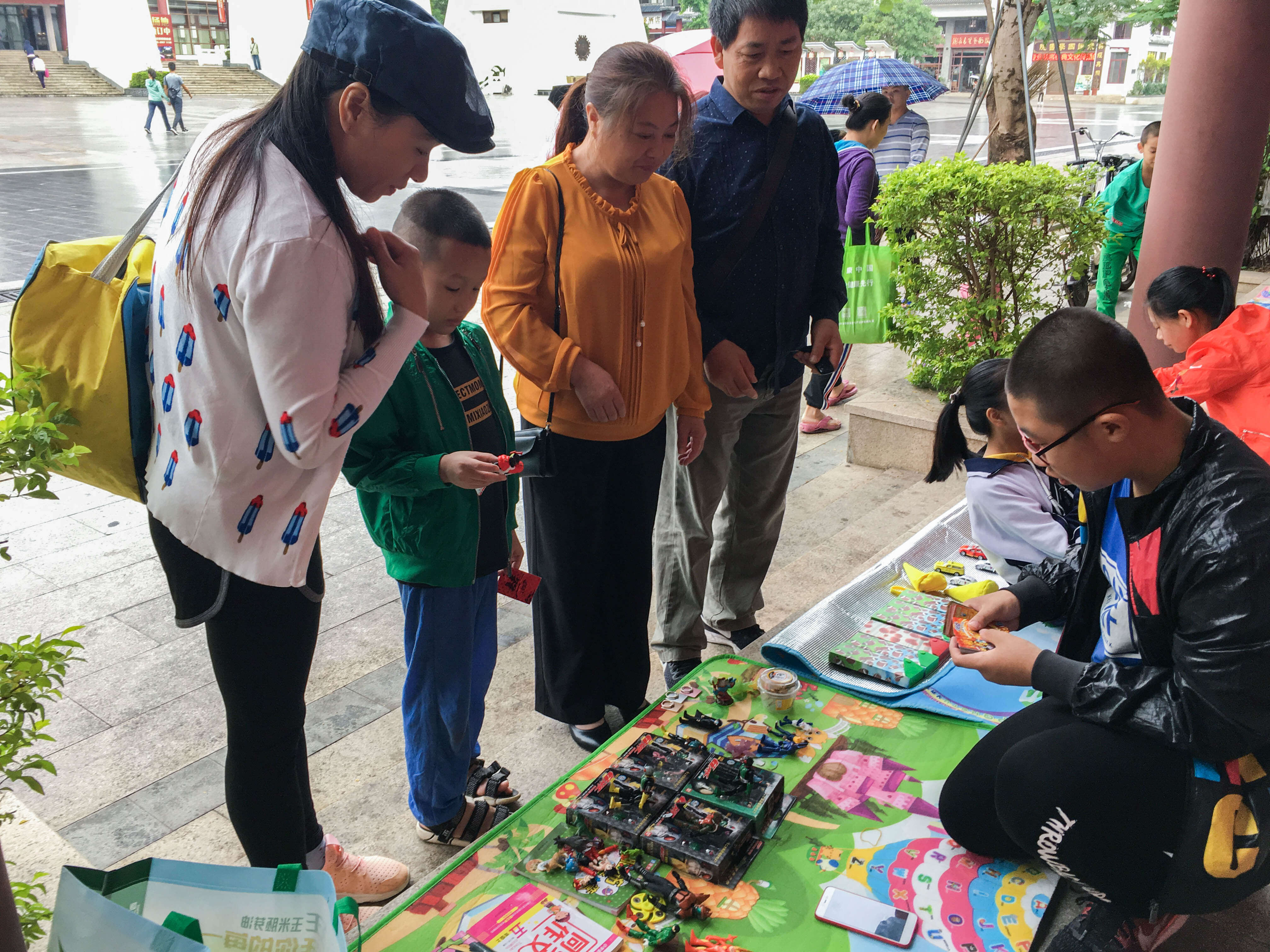 凤凰社区—“今天我当小老板”跳蚤市场又开摊啦！