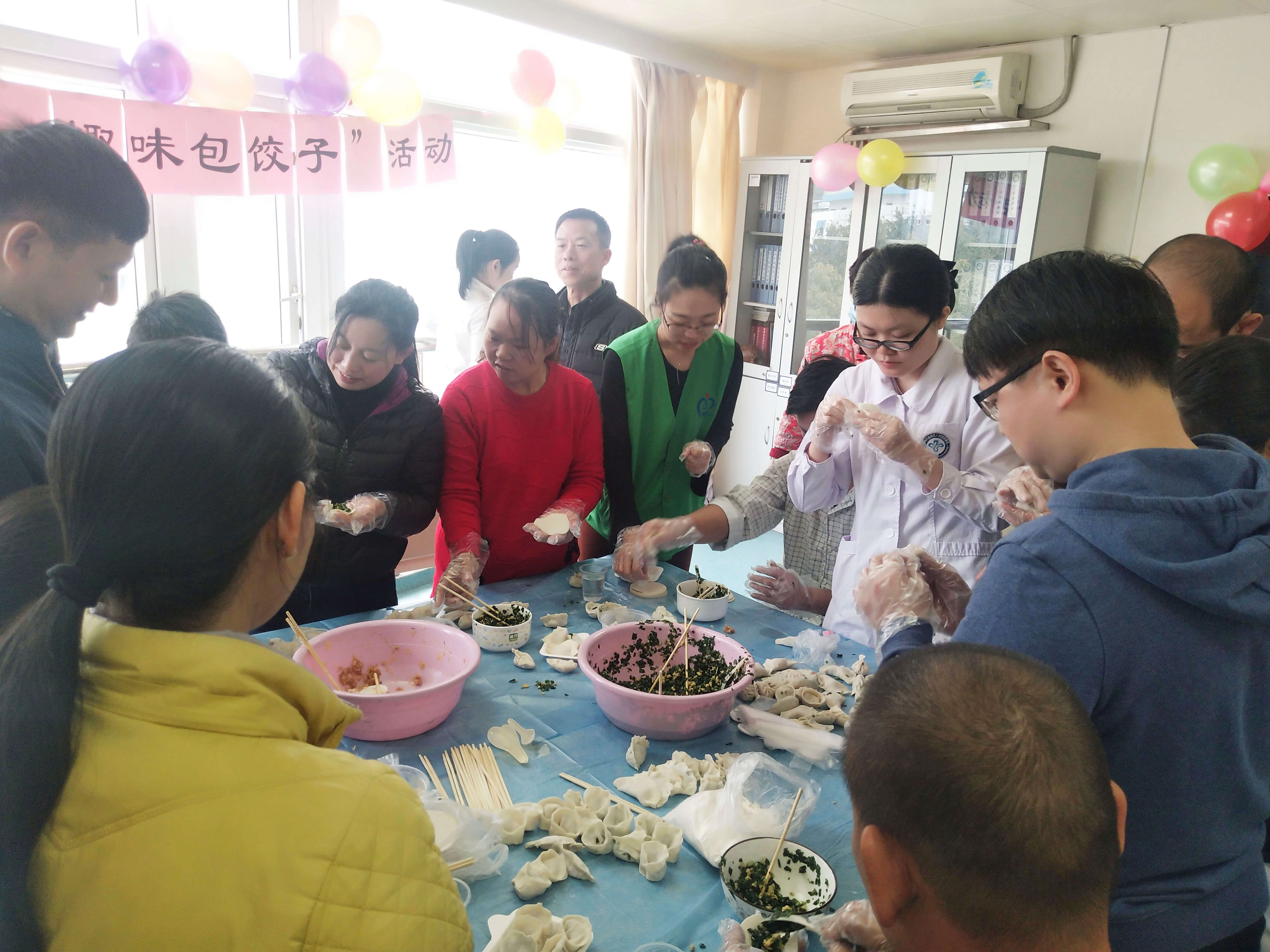 “快乐迎新年 趣味包饺子”