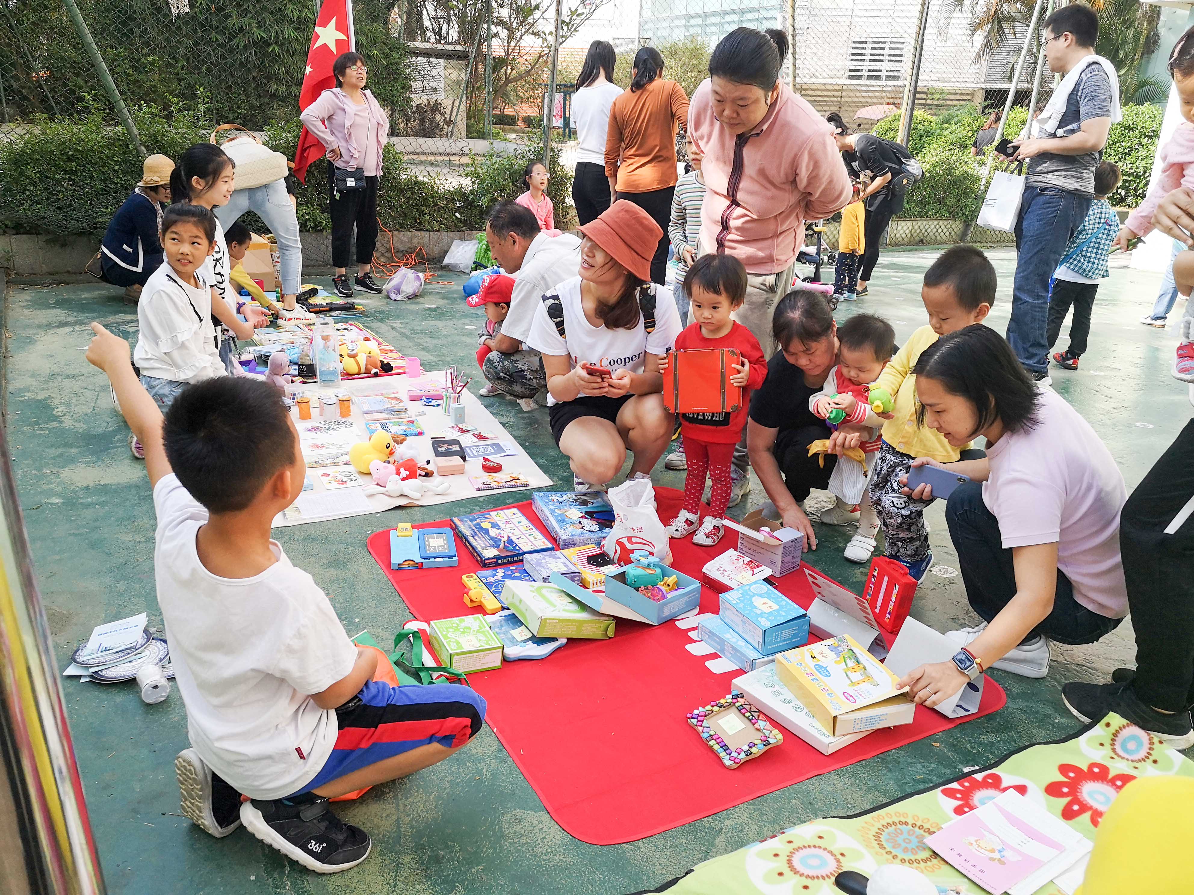 南油社区“小鬼当家”儿童跳蚤市场实践活动