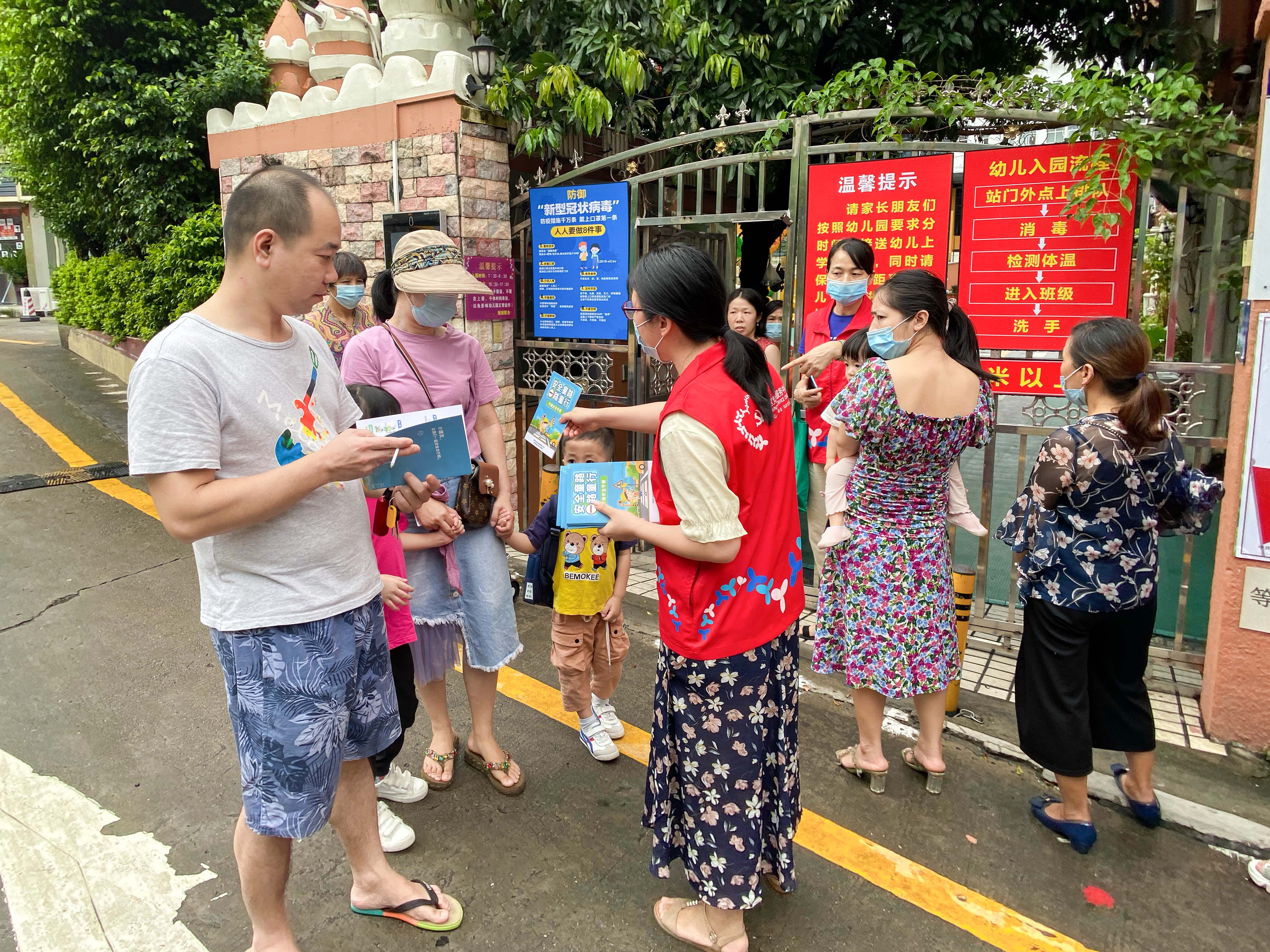 “安全童路、一路童行”暑期交通安全项目志愿者宣传活动