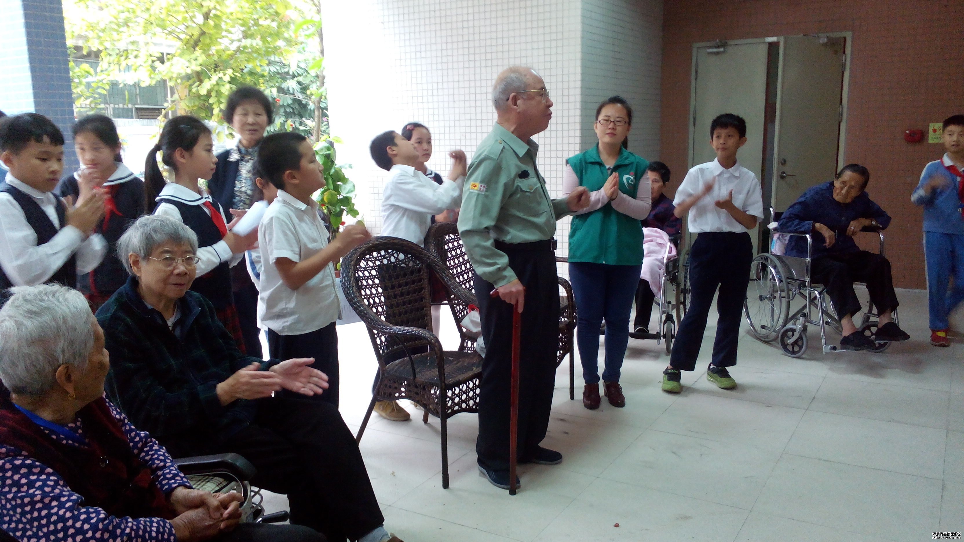 感恩敬老 与爱同行——龙城小学学雷锋行动