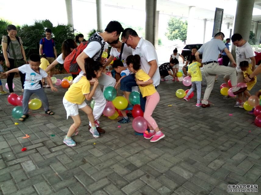 [社区·大芬】15组家庭雨中互助 共建和谐社区